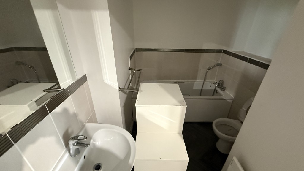 Lot: 204 - VACANT GROUND FLOOR FLAT WITH PARKING - Internal image of internal bathroom